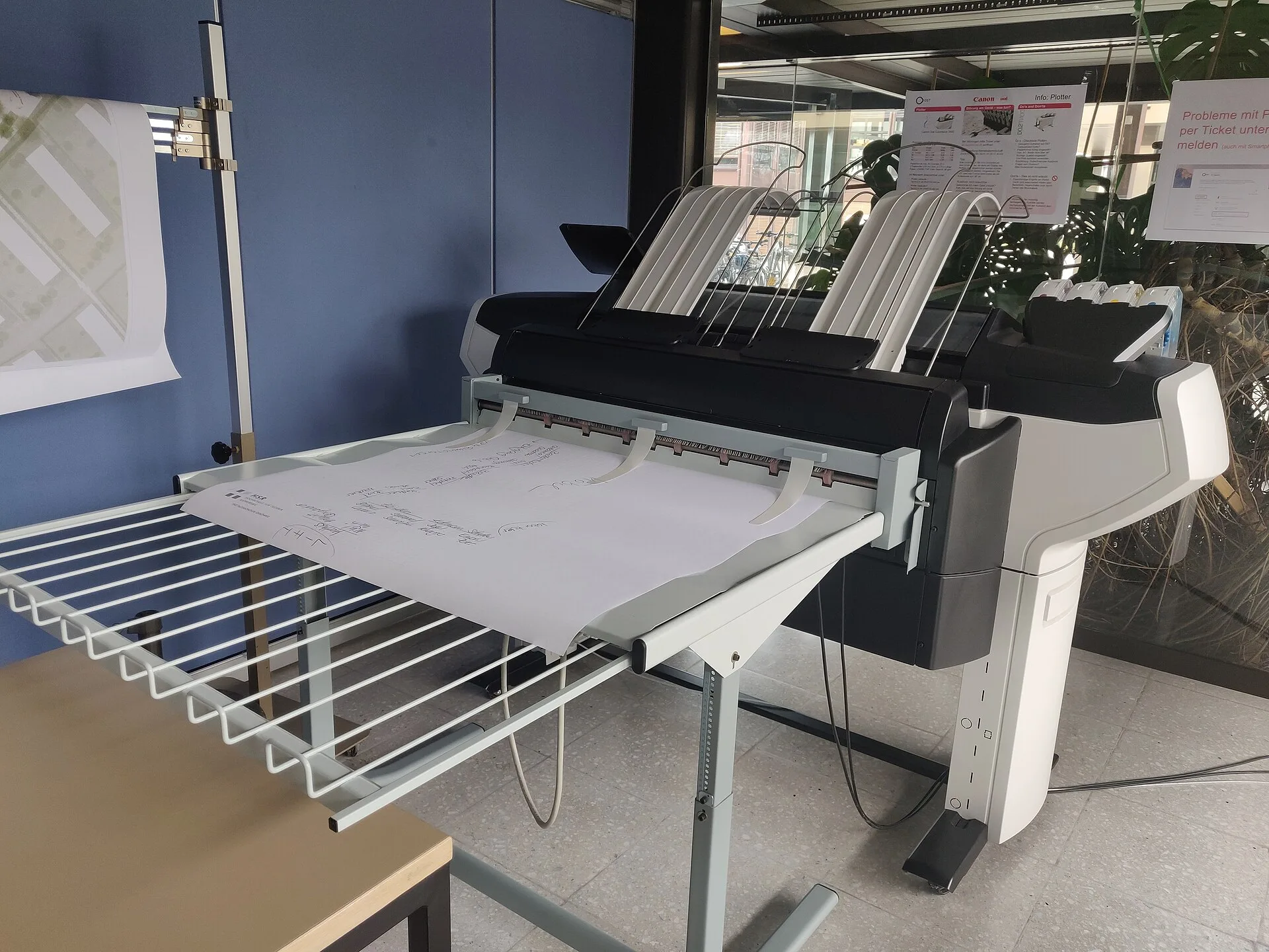 Ein Plotter an der Ostschweizerische Fachhochschule (OST) in Rapperswil. Planning a sign shop expansion around capacity