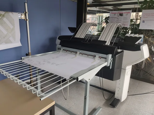 Ein Plotter an der Ostschweizerische Fachhochschule (OST) in Rapperswil. Planning a sign shop expansion around capacity